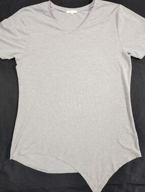 Joh V-Neck Short Sleeve Tee in Light Gray With Assymetrical Hem